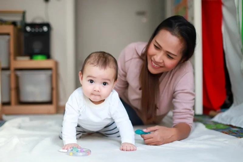 10 Cara Stimulasi Bayi Usia 7 Bulan agar Tumbuh Optimal - Nutriclub