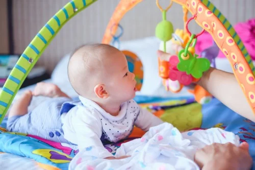 9 Cara Alami Mengatasi Perut Kembung pada Bayi - Nutriclub