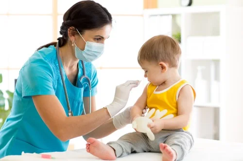 Manfaat, Jadwal Pemberian, dan Efek Samping Vaksin Campak - Nutriclub