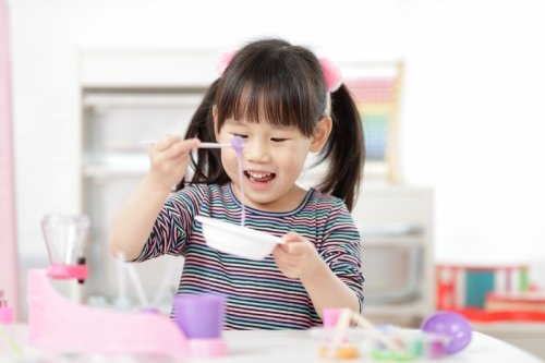 10 Ide Permainan Sensory Play untuk Anak dan Manfaatnya - Nutriclub