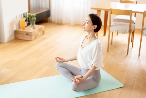 Seorang ibu muda sedang melakukan meditasi