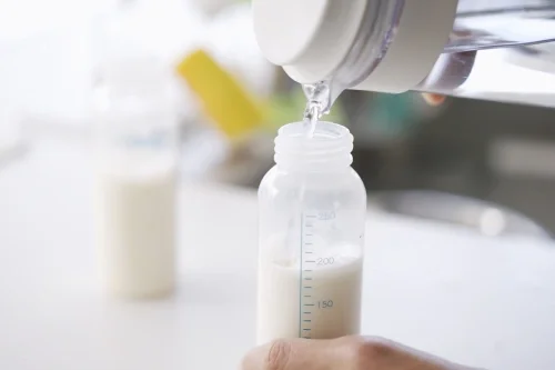 Ilustrasi susu formula tahan berapa jam - Nutriclub