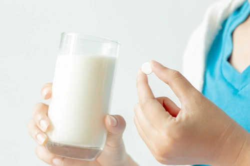 Ilustrasi anak minum obat setelah minum susu - Nutriclub