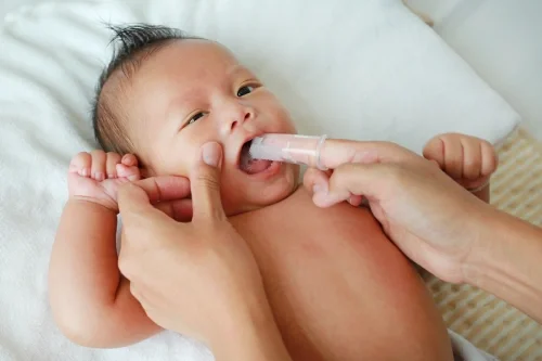 Cara membersihkan lidah bayi-nutriclub