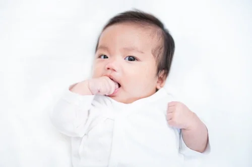 Perkembangan bayi 2 bulan - Nutriclub
