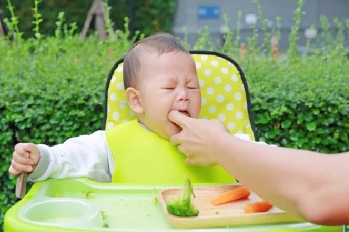 cara mengatasi bayi tersedak - nutriclub 