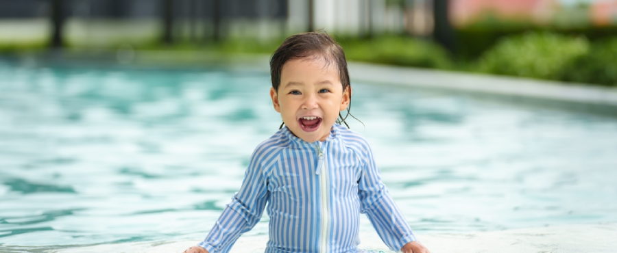 Banner Artikel 8 Manfaat Bayi Berenang, Waktu Tepat dan Tips Amannya