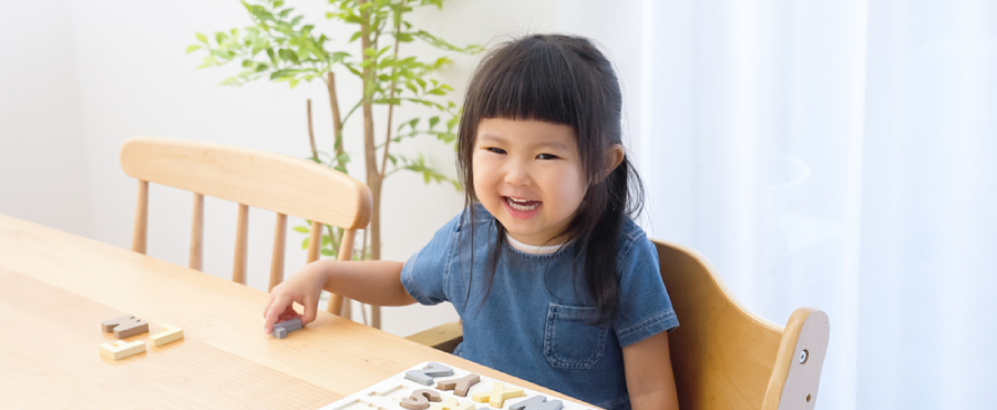 Banner Artikel Cara Mengenalkan Huruf Abjad pada Anak dan Umur Ideal  Mulainya