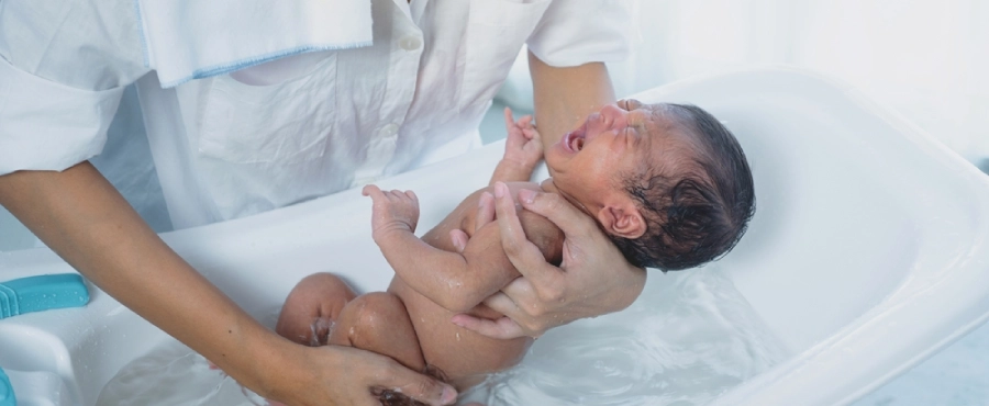 Banner Artikel Bolehkah Bayi Prematur Dimandikan? Ini Panduan Aman untuk Orang Tua